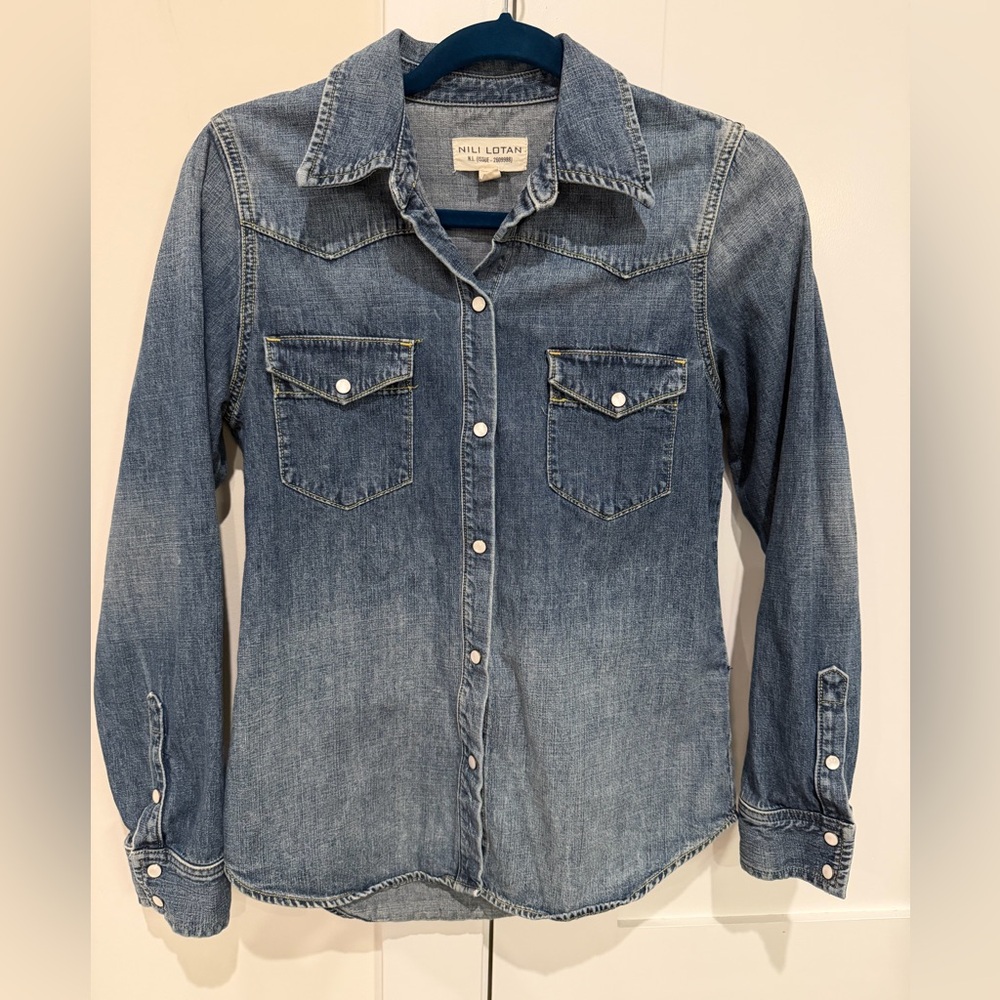 NILI LOTAN Travis Denim Shirt In Classic Wash Size XS EUC - Picture 9 of 16